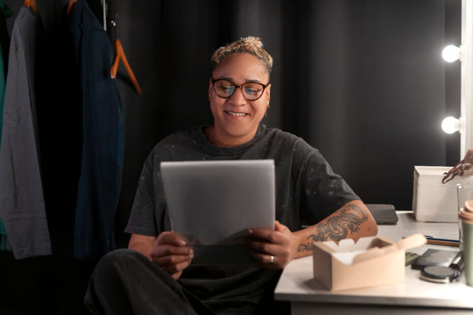 aktor czyta scenariusz